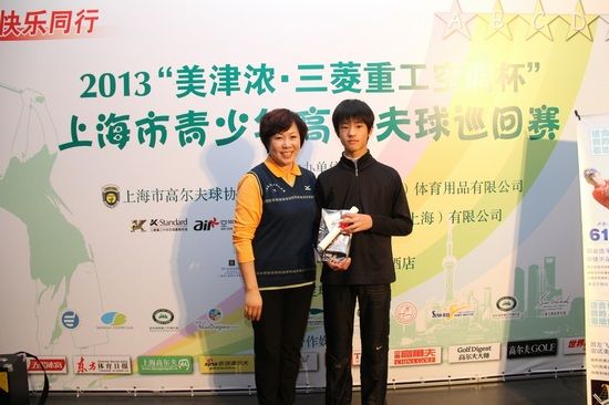 A组冠军何益豪领奖