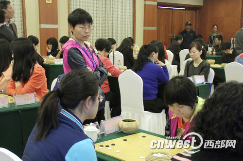 在比赛现场，孔祥明关注陕西众源选手的表现。