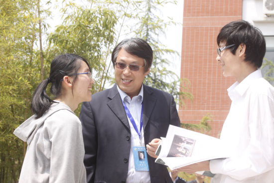 林敏校长与学生像朋友一样亲切交流