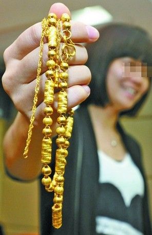  女子网购不锈钢脚架收到1.7公斤千足金