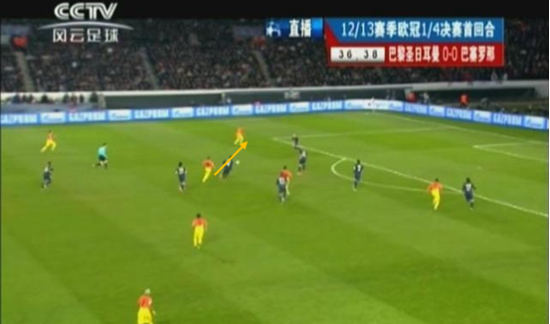 图13 伊涅斯塔再分球给桑切斯