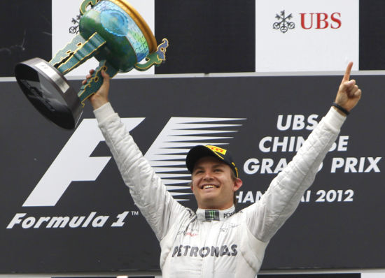 2012年罗斯博格高高举起冠军奖杯