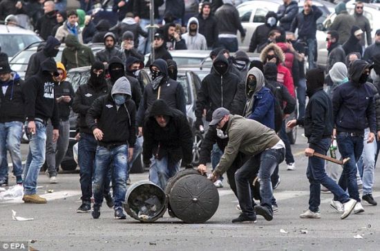 球迷掀翻垃圾桶