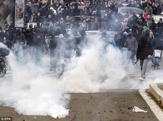 防爆警察用催泪瓦斯驱散球迷