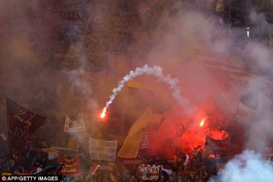 球迷人群中火星四溅