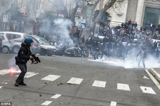 防爆警察手持武器同球迷对峙