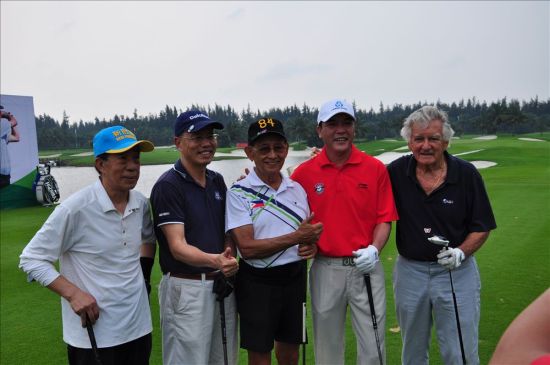 张连伟与澳大利亚前总理霍克（左一）、菲律宾前总统拉莫斯（中）一组合影