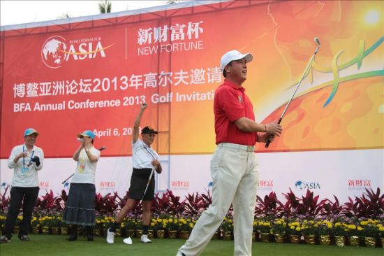 张连伟在开球仪式上开球