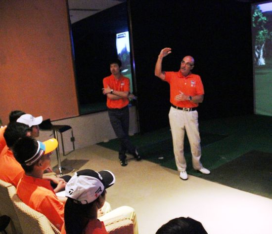 棕榈泉学院CEO、深圳队主教练为队员进行首次培训