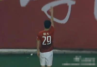 郜林引起争议的庆祝动作