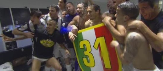 尤文图斯球员更衣室狂欢