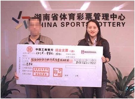 湖南655万得主与龚智超合影