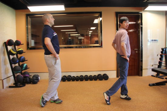 　图4、保证上半身的方正，整体转移到收杆位置。