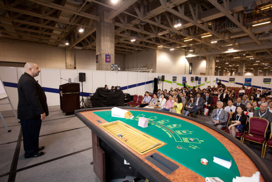 彩票各界大佬与会并演讲