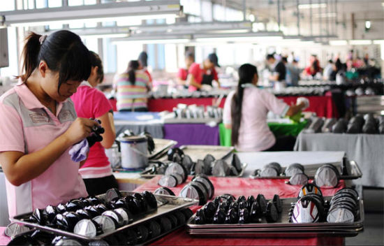 球杆生产制作高度依赖手工，塘厦镇高尔夫工厂面临着激烈的劳工竞争。