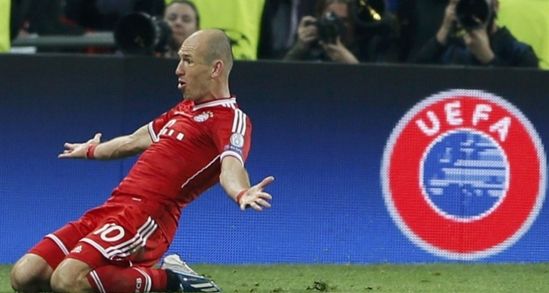 图1 罗本跪地滑行庆祝