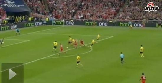 图16 罗本趟球过人