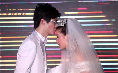 新郎亲吻王冰玉