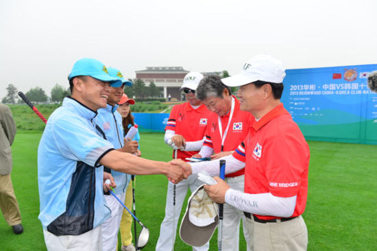 赛前双方队员握手