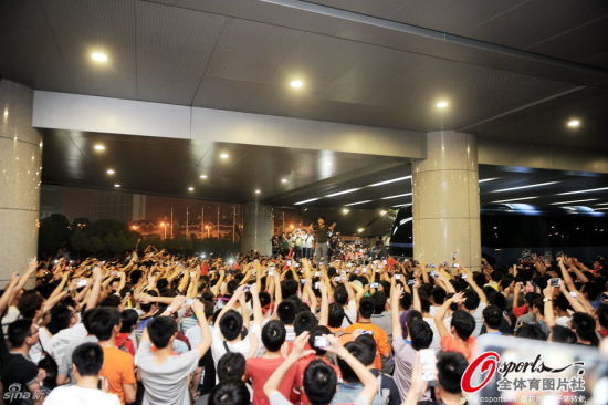 数千球迷围堵国足大巴