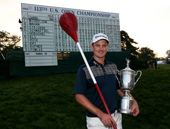 罗斯一手搂着旗子一手搂着奖杯