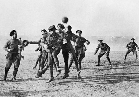 英德士兵休战期间进行足球赛