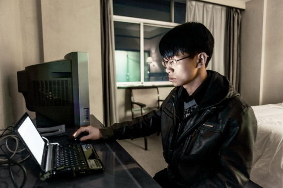 　　范廷钰在山东潍坊的酒店里用电脑。他上网也只是为了练棋和浏览新闻，任何一种和他同龄的男孩子所喜欢的娱乐，他都不会。