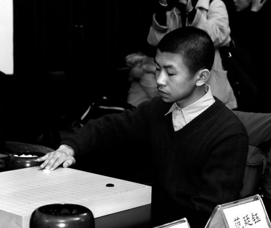 2010年3月16日，上海，范廷钰参加第十七届建桥杯中国围棋新人王赛。