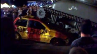 坦克真的碾压过了这辆汽车