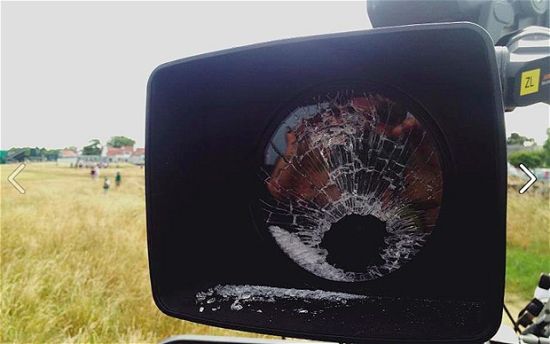 被小球砸坏的摄像机镜头