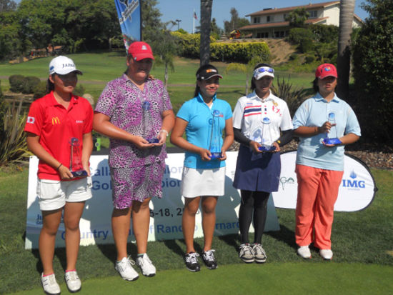 关汝晴(右一)获得女子13-14岁组第四名