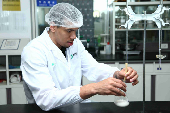 丹尼格林在工作人员指导下化验牛奶