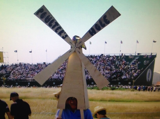 球迷携风车来到球场