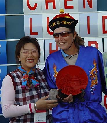 穿龙袍的女选手