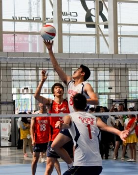 中国公园排球启动仪式5月31日在北京国际展览中心举行，北京男排队员康慷在表演赛中传球。