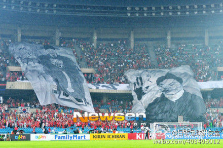 韩国球迷打出李舜臣和安重根的画像