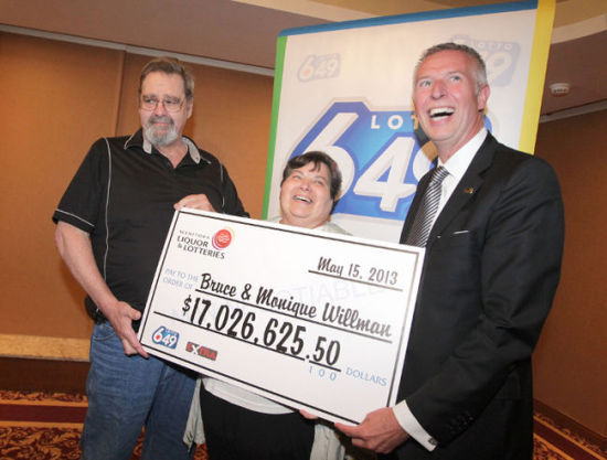 丈夫布鲁斯携妻子兑奖