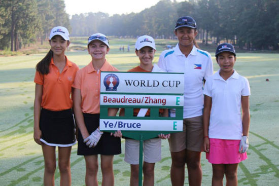 世界杯队际赛第3组，叶雷(右一)