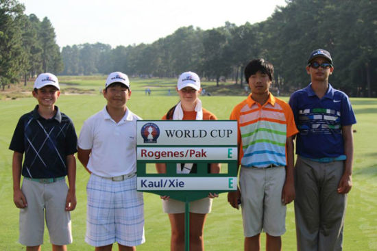 世界杯队际赛第8组，谢文量(右二)