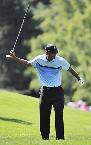 伍兹高高举起了球杆