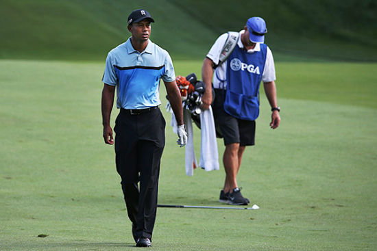 伍兹将球杆落在身后