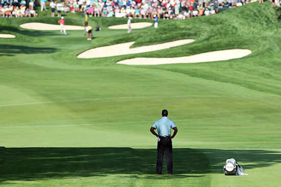 伍兹叉腰等待前组推杆