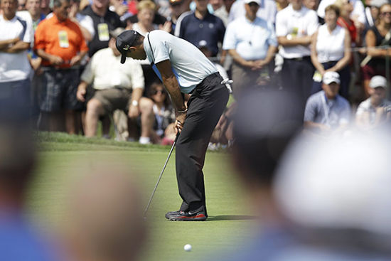 伍兹扭头不看推杆结果