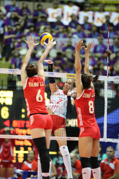 杨珺菁与曾春蕾拦塞达的扣球