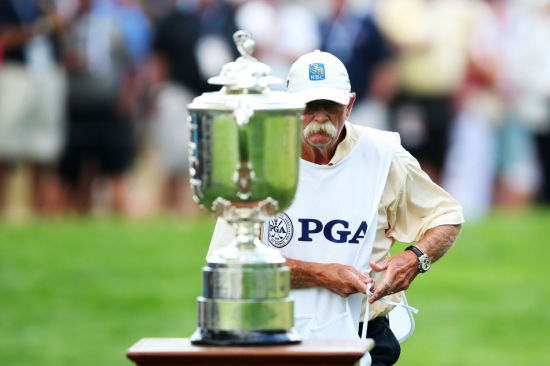 福瑞克的白胡子球童看着奖杯