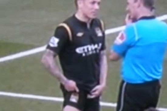 贝拉米边抓私处边跟裁判交流