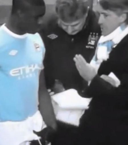 理查兹手抓自己的蛋蛋