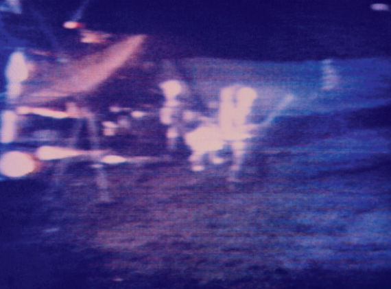 谢泼德在月球上挥杆击球的电视画面。