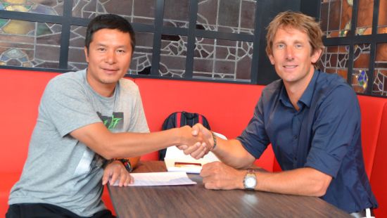 　　彭伟国与范德萨在阿贾克斯青训基地“未来球场”对话。