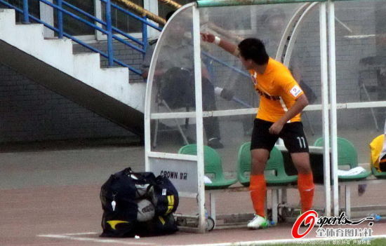 2012赛季董方卓疑似竖中指图片